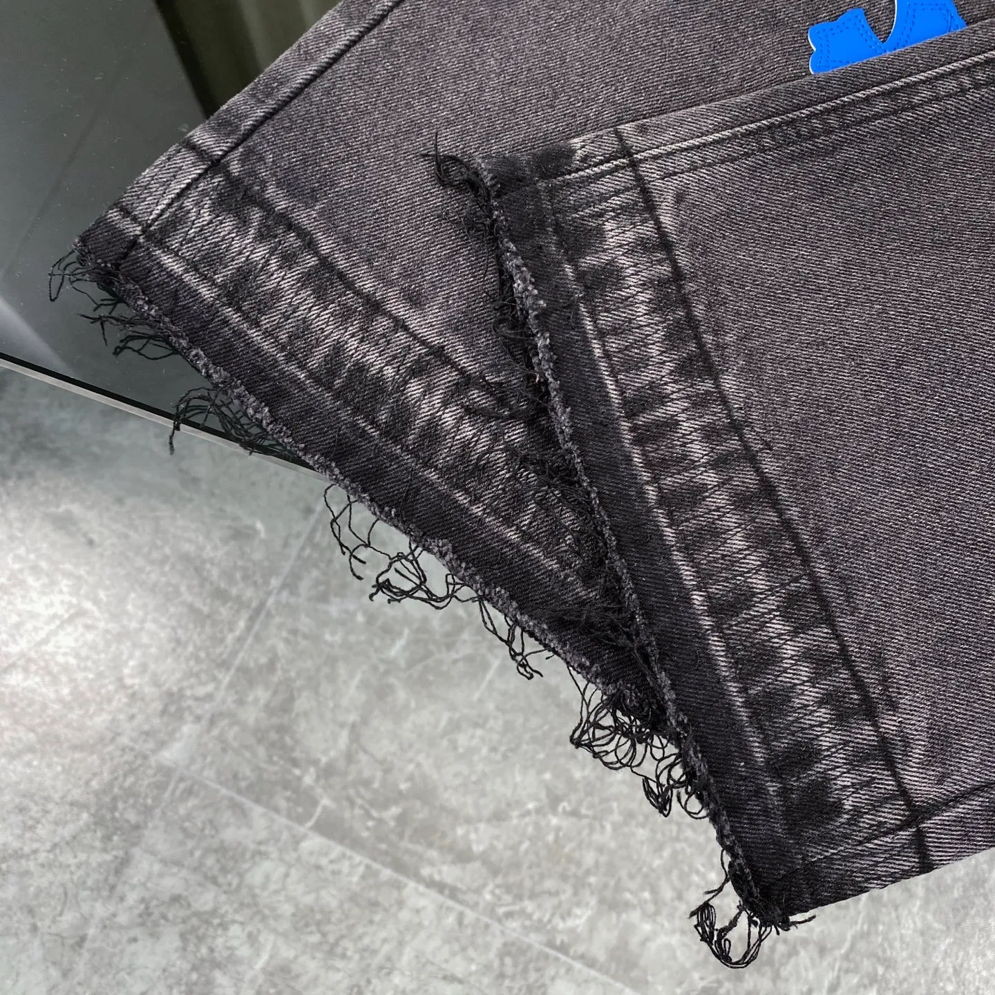 🅿️240 Chrome Heart classic multi-color laser cross patchwork leather jeans. The pants are made of top-notch heavy-duty washing technology, and every detail shows ingenuity. The calfskin is laser-cut to make a delicate cross, which is both a tactile and visual enjoyment. Paired with aged silver hardware, it is retro, high-end and full of texture. The straight-cut upper body turns into "chopstick legs" in an instant, easily modifying the shape of the legs. It can be controlled by any body shape and has a full sense of luxury.  This is a carefully crafted high-end version, the quality far exceeds that of street currency, and the details can stand the scrutiny of a magnifying glass. Although the price is close to the people, the quality is completely in line with the big brands, and it is easy to follow the trend.  Classic black, low-key and versatile. Pair it with simple T-shirts and personalized shirts to easily create a fashionable look. Whether you are going out daily or attending events, you can be the center of attention.  Color: black Size: S M L XL 28 30 32 34